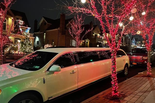 NYC Christmas Lights Tour by Limousine, SUV Or VAN. Dyker Heights