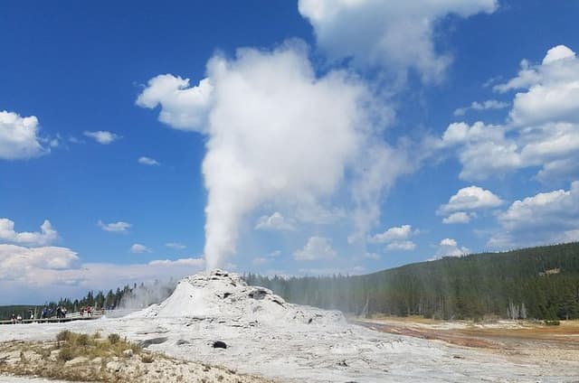 Yellowstone's Upper Geyser Basin: A Self-Guided Audio Tour