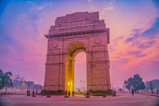 Delhi Highlights: Old & New Delhi Tour with Guide and Transfers