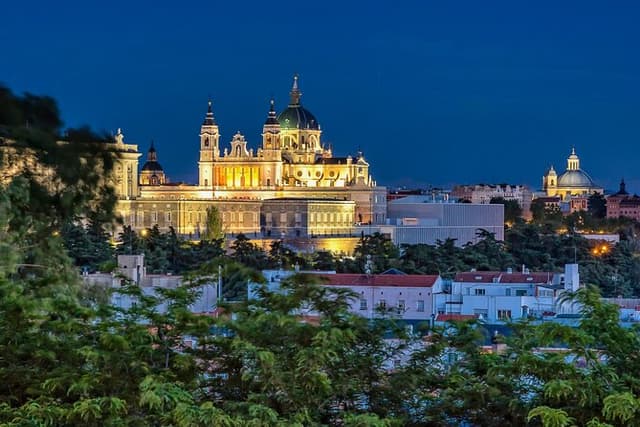 Private Walking Tour: Old city & Palace Quarter. Oficial guide
