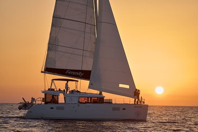 Santorini Oia: Private Sunset Cruise with Fresh Fish BBQ & Drinks