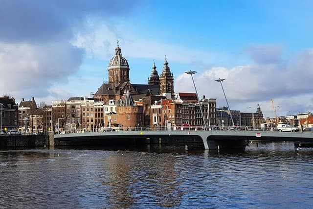 Old Amsterdam: A Self-Guided Audio Tour