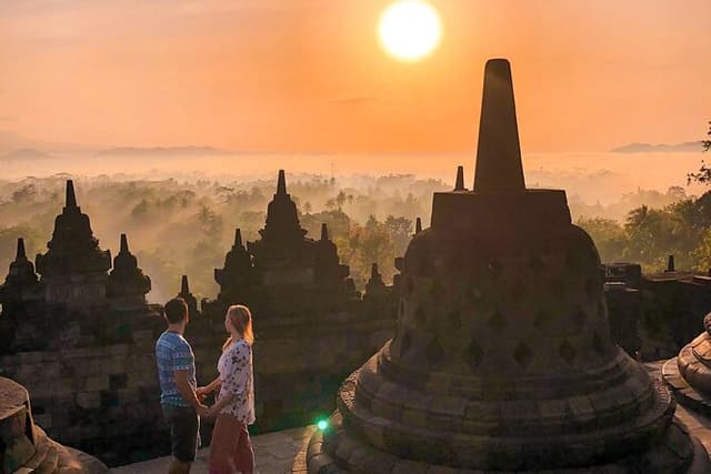 Yogyakarta: Borobudur Climb Up and Prambanan Temple Private Tour
