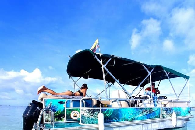 Private tour in pontoon San Andrés islands