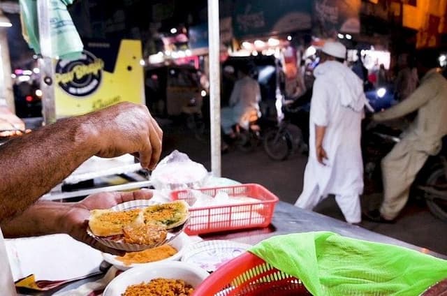 Experience and Fall in love with the street food of Mumbai, India