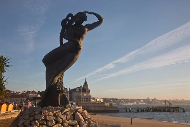 Cascais: Glamour and Decay by The Lisbon Coastline - Private Tour