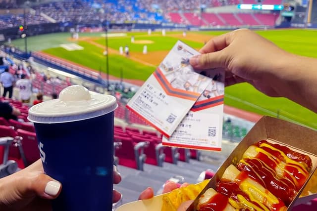 Seoul: Baseball Game Ticket with Dinner/Beer with the host