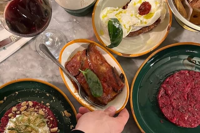Milan Centre Food Tour of 7+ Italian Tastings with Risotto & Wine