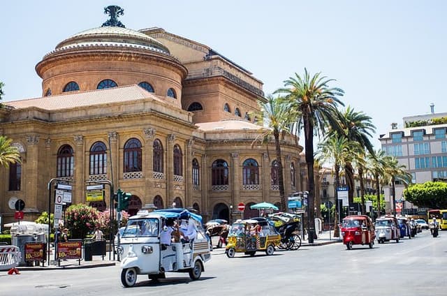 Food tour of Palermo in Moto Ape