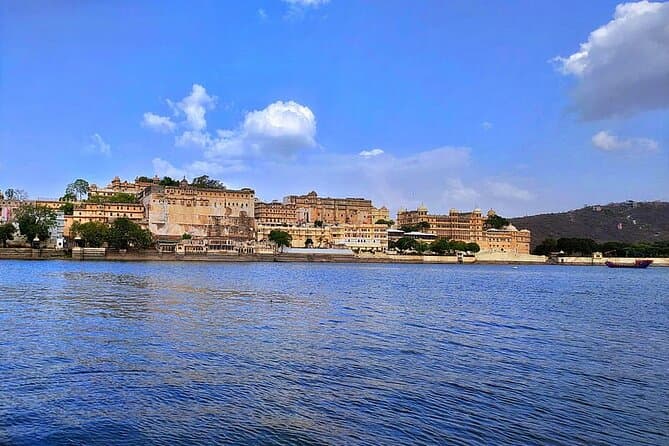 Ride from the City of Lakes to the Blue City in Comfort
