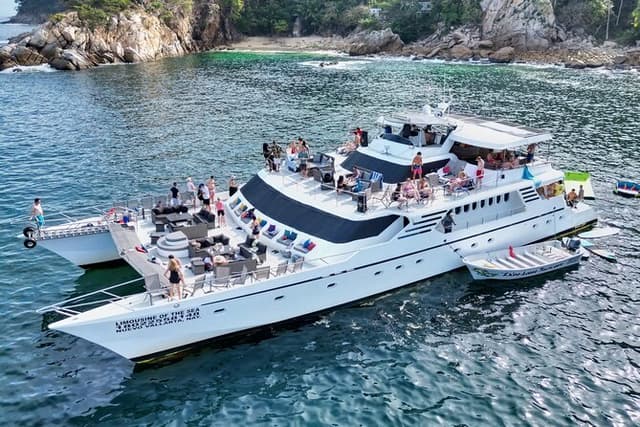 Chica Mega Yacht Limousine of the Sea 1: Puerto Vallarta