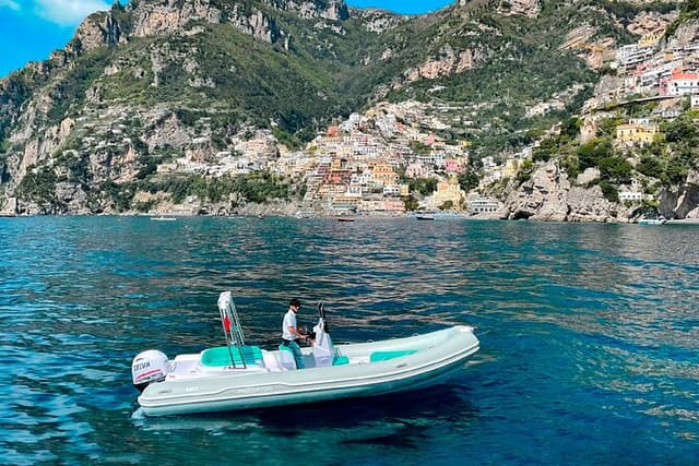 Private Boat Tour: 90 minutes in Amalfi Coast with snacks and drinks