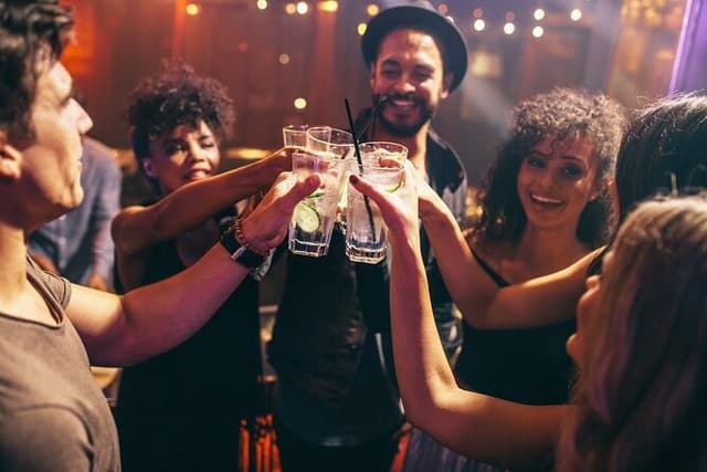 Private Frankfurt Nightlife Tour: Shots & Club Entry
