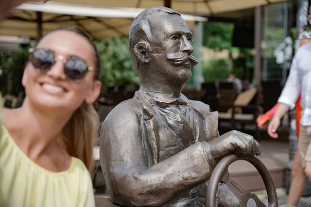 Best of Zagreb! Self-guided Waking tour Sit&Meet Croatian greats!