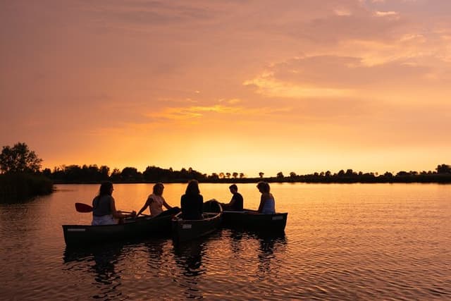 Small-Group Guided Sunset Canoe Tour in Waterland with Dinner