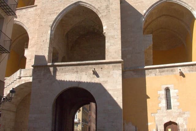 Between Two Gates: A Self-Guided Audio Tour in Valencia