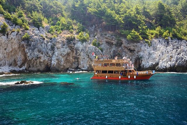 Alanya Coastal Relaxing Boat Trip with Lunch and Drinks