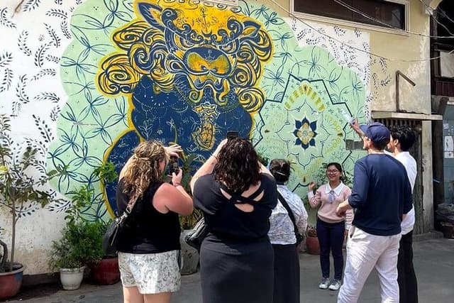 Phnom Penh's Morning Market and Street Art Tour by Tuk tuk