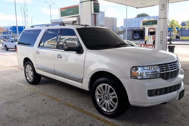 George Town Port to George Town / 7-Mile Beach area -Round-Trip Private Transfer