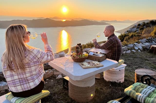 Authentic private viewpoint wine&dine tour