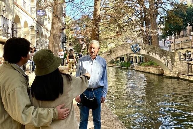 Walking Tour Along the San Antonio Riverwalk And Around Downtown
