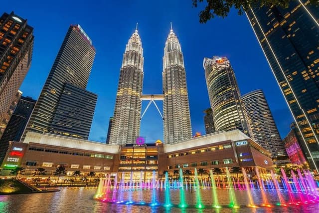 From Singapore: Private Kuala Lumpur / Malacca tour + SKY DINING