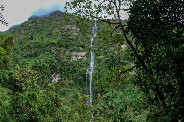 Private Hiking Tour La Chorrera Waterfall in Colombia