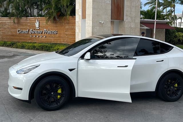 Transfer in Tesla from SDQ Airport to Santo Domingo