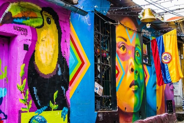 La Candelaria Private Tour Bogotá + Local Lunch + 2 Museums (6 Hrs.)