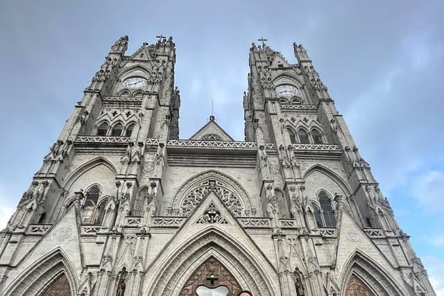 Private customizable tour in Quito included Intiñan museum