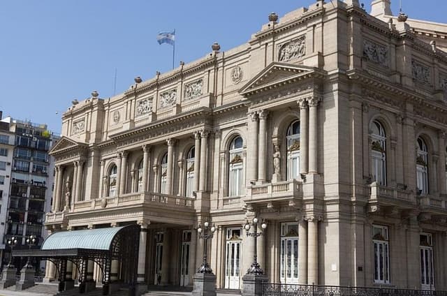 Private walking tour of Palaces and Colon Theatre