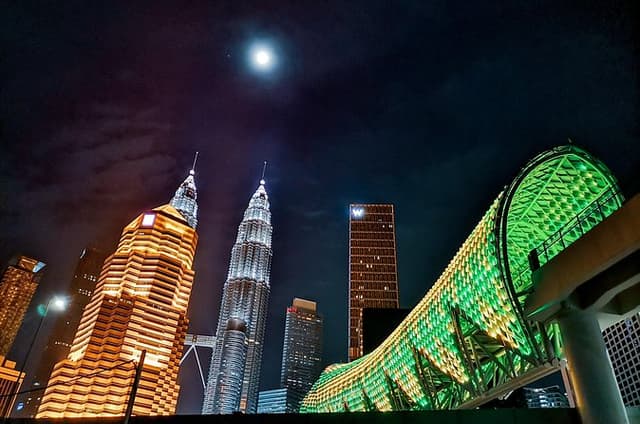 Kuala Lumpur Night Tour With Lake Symphony & Saloma Bridge