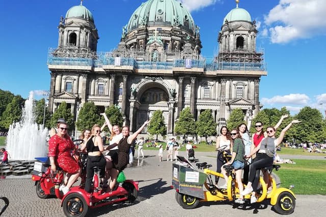 Berlin : Guided Private Sightseeing Tours with Funbikes, Teambikes
