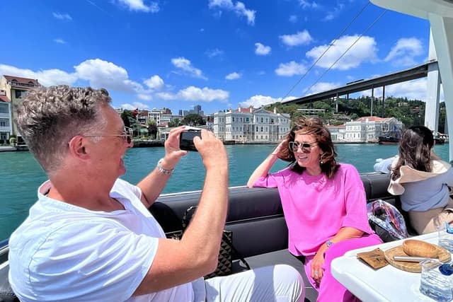 Bosphorus Yacht Cruise with Live Guide & Asian Side Stop