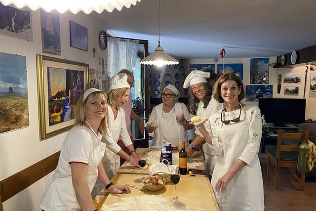 Cooking class in Tuscan Villa near Cortona
