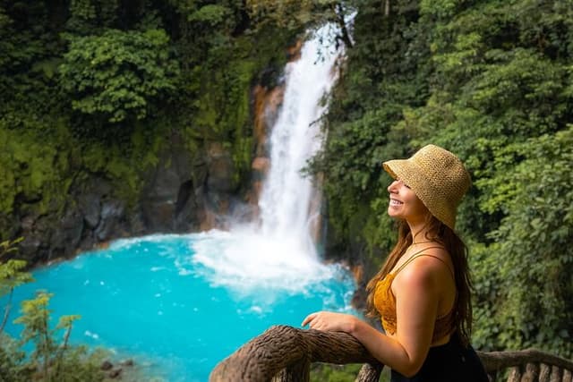 Tour to Río Celeste from San Jose with Lunch and River Bath