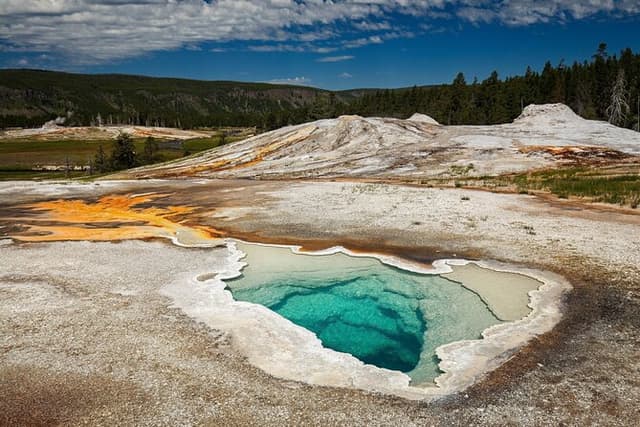 Yellowstone's Old Faithful Self-Guided Walking Tour