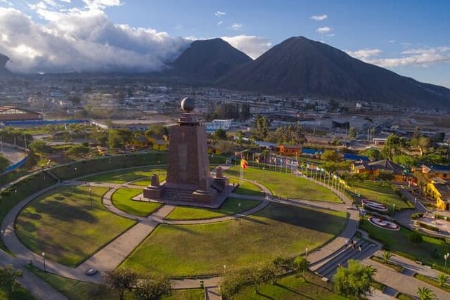 PRIVATE City Tour: Quito Colonial, Half the World and Cable Car