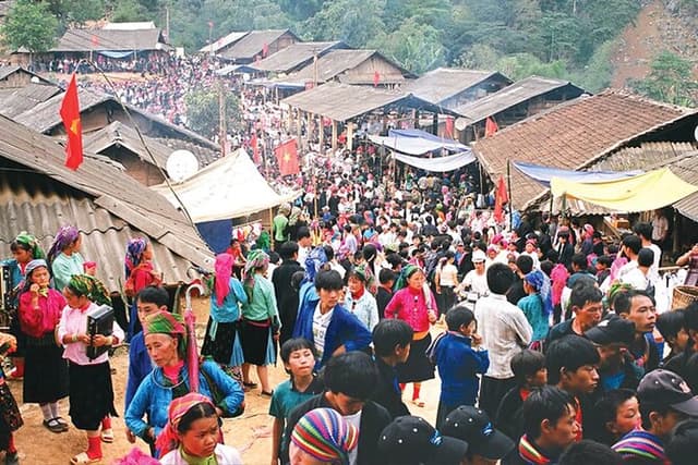 Full-day Bac Ha Sunday Market Private Tour from Sapa
