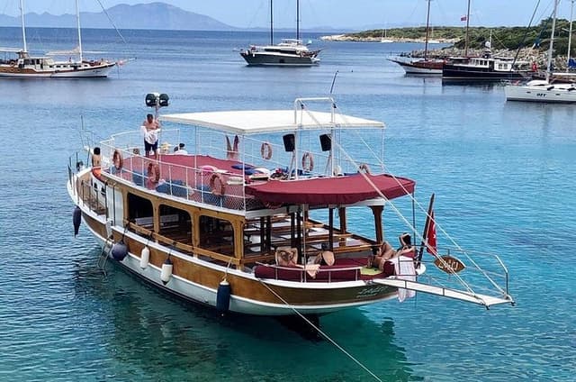 Pirate Boat Tour in Bodrum with Lunch & Fresh Fruit