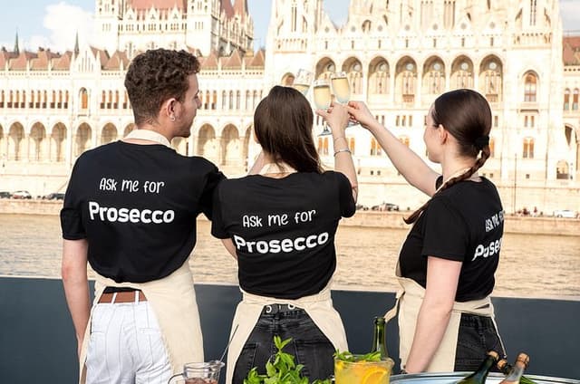 Budapest: Unlimited Prosecco, Beer & Aperol Spritz Cruise
