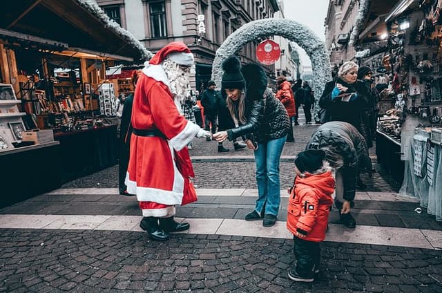 Private Christmas Walking Tour in Historic St. Andrews
