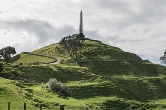 Auckland City Volcano & Scenic Highlights Tour