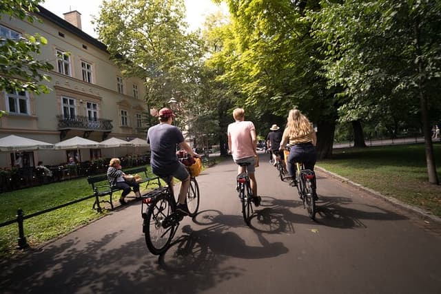 Full Bike Tour - the Old Town, Jewish Qtr & the Ghetto NEW BIKES