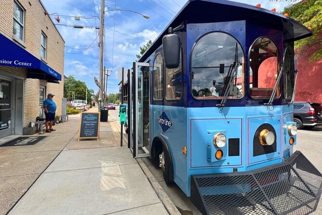 Franklin Hop-On Hop-Off Sightseeing Tour with Live Narration