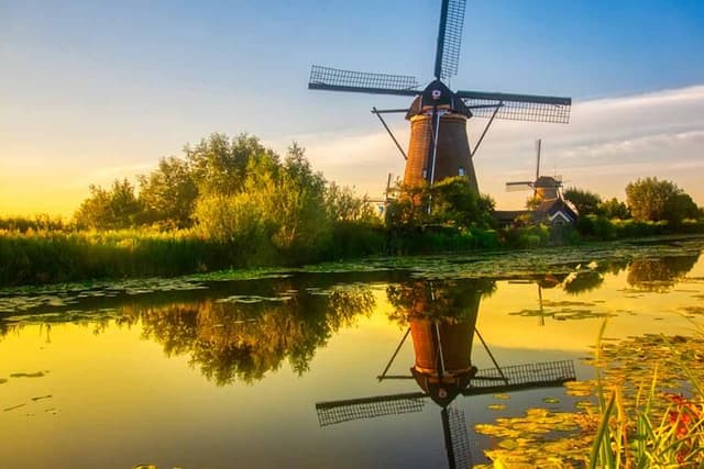 Kinderdijk Windmills and Delft Small-Group Tour from Amsterdam