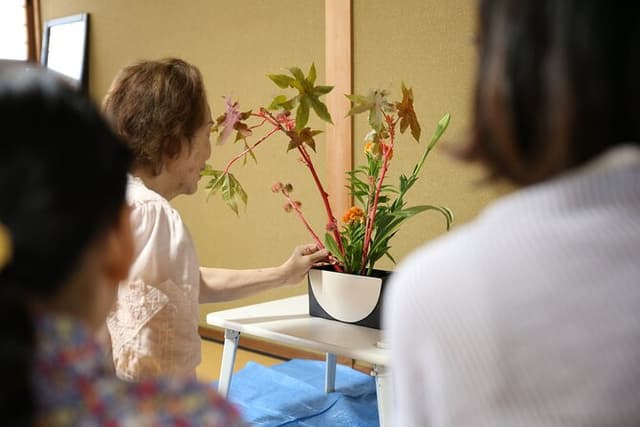 Special Ikebana Experience Guided by an Ikebana Master, Mrs. Inao