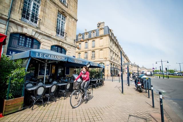 Bordeaux’s Iconic Landmarks: A Private Bike Tour