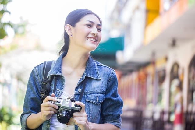 From Science to Serenity: Hong Kong Walking Tour for Couples