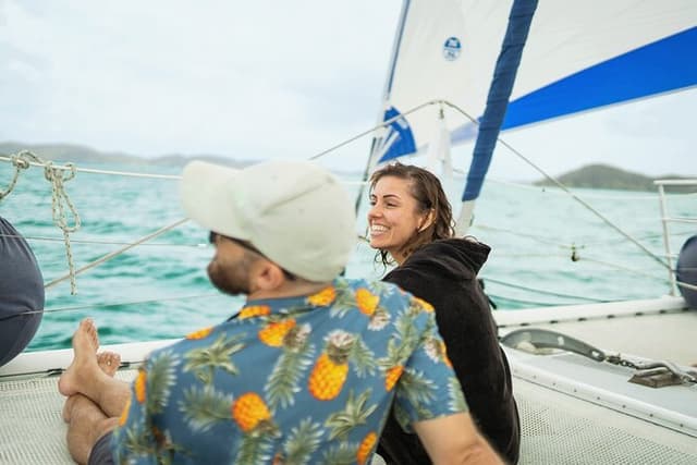 Bay of Islands Small Group Sailing Cruise with Island Stop